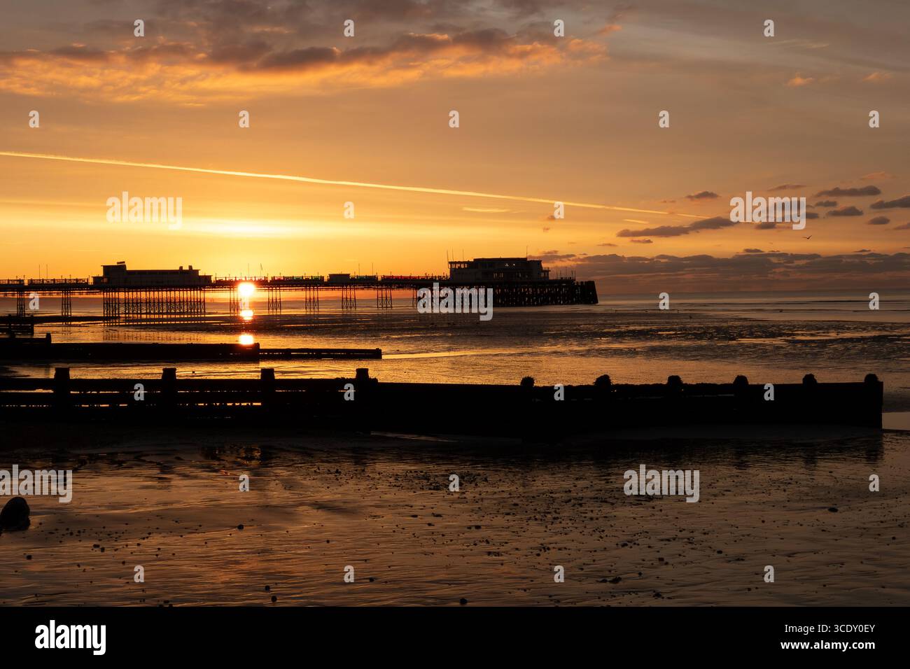 Il sole nascente vide le gambe di Worthing Pier - Immagine stock catturata con smartphone