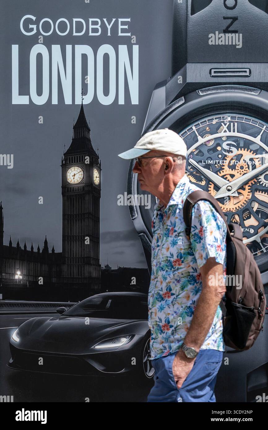 Londra, Regno Unito. 14 agosto 2025. Un cartello in costruzione che ospita Berkeley Square a Mayfair, un'area rinomata per essere la casa delle case di individui di alto valore netto e per gli affari che li servono. Le nuove norme del 6 aprile 2025 hanno eliminato le agevolazioni fiscali per le persone non domiciliate ed è stato riferito che alcuni di questi individui e aziende stanno cercando di trasferirsi lontano dal Regno Unito in luoghi come Dubai. Crediti: Stephen Chung / Alamy Live News Foto Stock