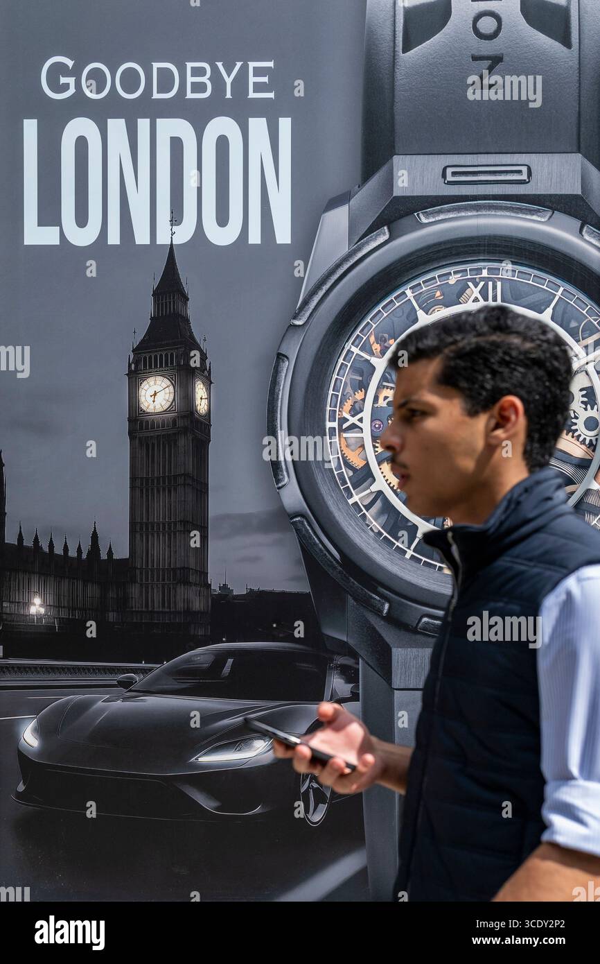 Londra, Regno Unito. 14 agosto 2025. Un cartello in costruzione che ospita Berkeley Square a Mayfair, un'area rinomata per essere la casa delle case di individui di alto valore netto e per gli affari che li servono. Le nuove norme del 6 aprile 2025 hanno eliminato le agevolazioni fiscali per le persone non domiciliate ed è stato riferito che alcuni di questi individui e aziende stanno cercando di trasferirsi lontano dal Regno Unito in luoghi come Dubai. Crediti: Stephen Chung / Alamy Live News Foto Stock