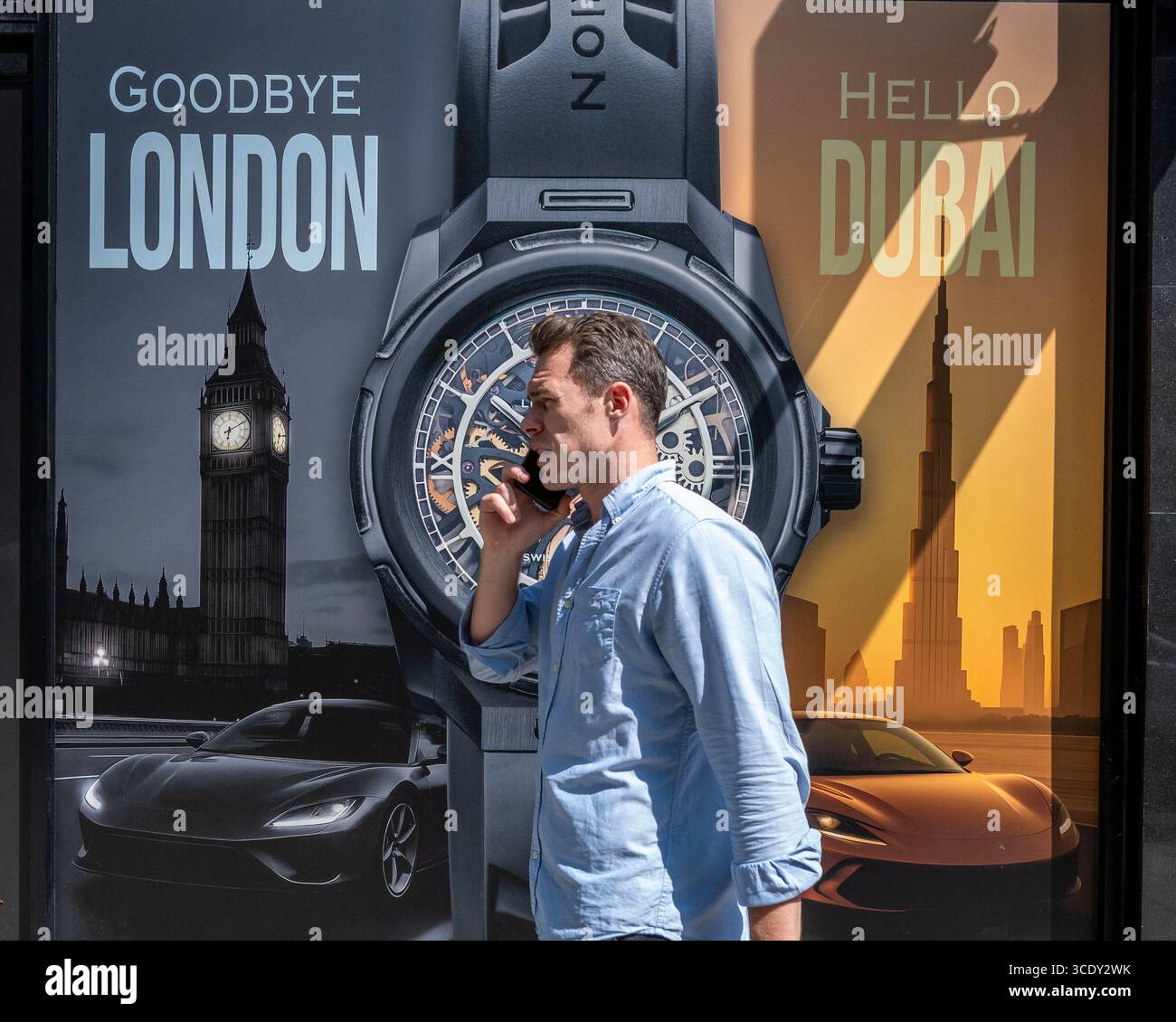 Londra, Regno Unito. 14 agosto 2025. Un cartello in costruzione che ospita Berkeley Square a Mayfair, un'area rinomata per essere la casa delle case di individui di alto valore netto e per gli affari che li servono. Le nuove norme del 6 aprile 2025 hanno eliminato le agevolazioni fiscali per le persone non domiciliate ed è stato riferito che alcuni di questi individui e aziende stanno cercando di trasferirsi lontano dal Regno Unito in luoghi come Dubai. Crediti: Stephen Chung / Alamy Live News Foto Stock