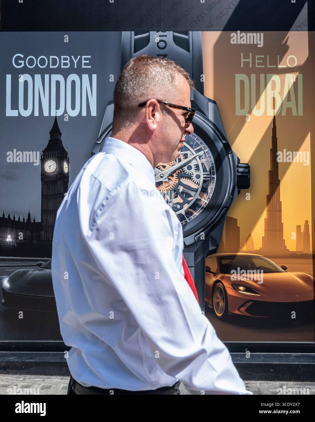 Londra, Regno Unito. 14 agosto 2025. Un cartello in costruzione che ospita Berkeley Square a Mayfair, un'area rinomata per essere la casa delle case di individui di alto valore netto e per gli affari che li servono. Le nuove norme del 6 aprile 2025 hanno eliminato le agevolazioni fiscali per le persone non domiciliate ed è stato riferito che alcuni di questi individui e aziende stanno cercando di trasferirsi lontano dal Regno Unito in luoghi come Dubai. Crediti: Stephen Chung / Alamy Live News Foto Stock
