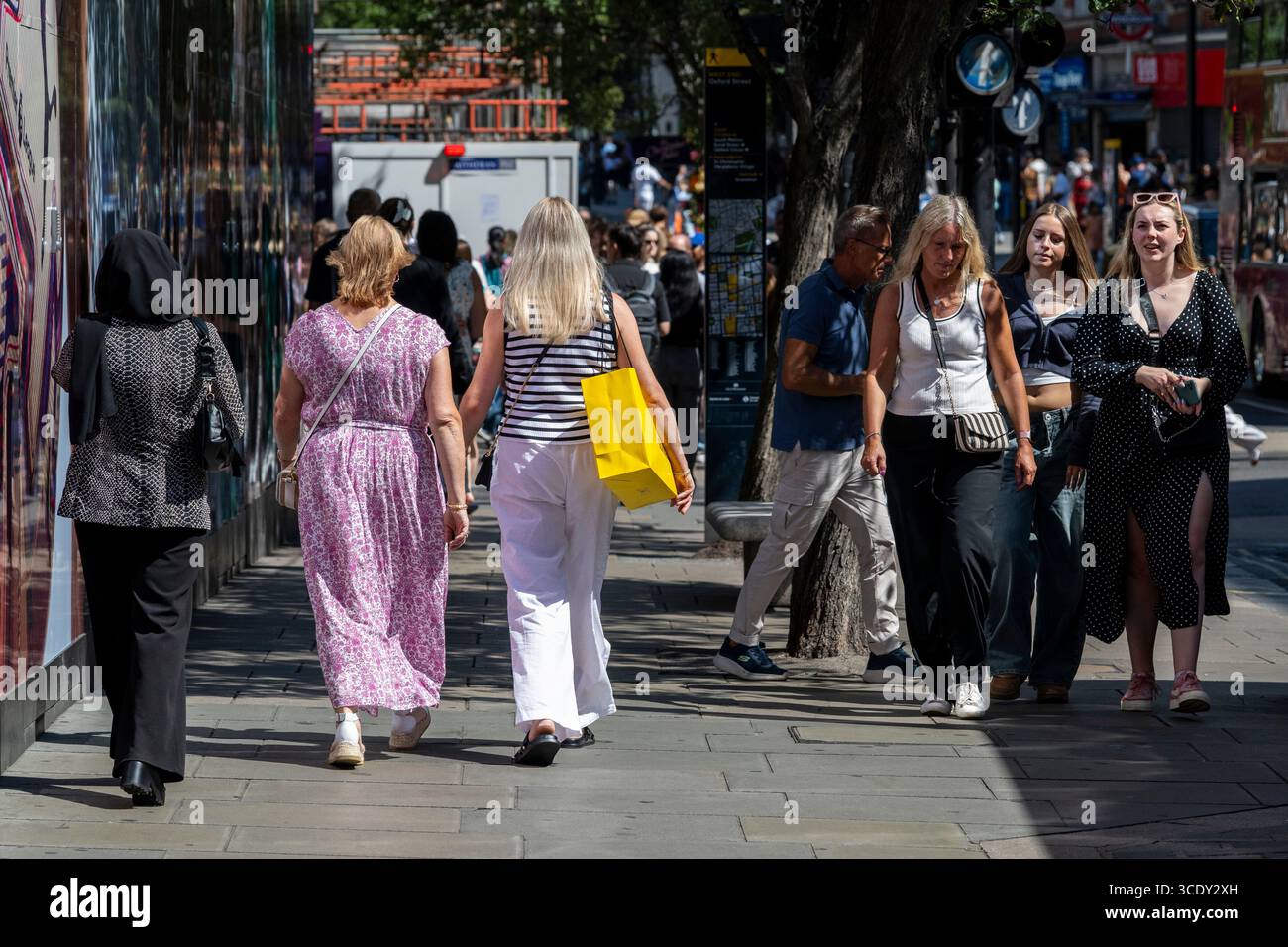 Londra, Regno Unito. 14 agosto 2025. Clienti di Oxford Street durante i saldi estivi. L'Office of National Statistics (ONS) ha riferito che il tasso di crescita dell'economia del Regno Unito è rallentato dal 0,7% al 0,3% per il trimestre fino a giugno 2025, ma i risultati sono migliori del previsto. Crediti: Stephen Chung / Alamy Live News Foto Stock
