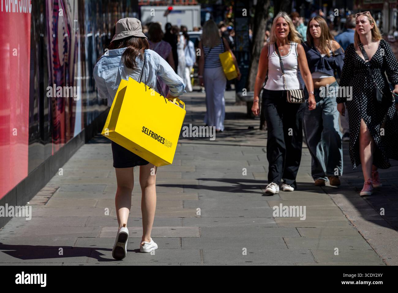 Londra, Regno Unito. 14 agosto 2025. Clienti di Oxford Street durante i saldi estivi. L'Office of National Statistics (ONS) ha riferito che il tasso di crescita dell'economia del Regno Unito è rallentato dal 0,7% al 0,3% per il trimestre fino a giugno 2025, ma i risultati sono migliori del previsto. Crediti: Stephen Chung / Alamy Live News Foto Stock