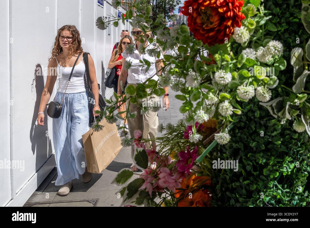 Londra, Regno Unito. 14 agosto 2025. Clienti di Oxford Street durante i saldi estivi. L'Office of National Statistics (ONS) ha riferito che il tasso di crescita dell'economia del Regno Unito è rallentato dal 0,7% al 0,3% per il trimestre fino a giugno 2025, ma i risultati sono migliori del previsto. Crediti: Stephen Chung / Alamy Live News Foto Stock