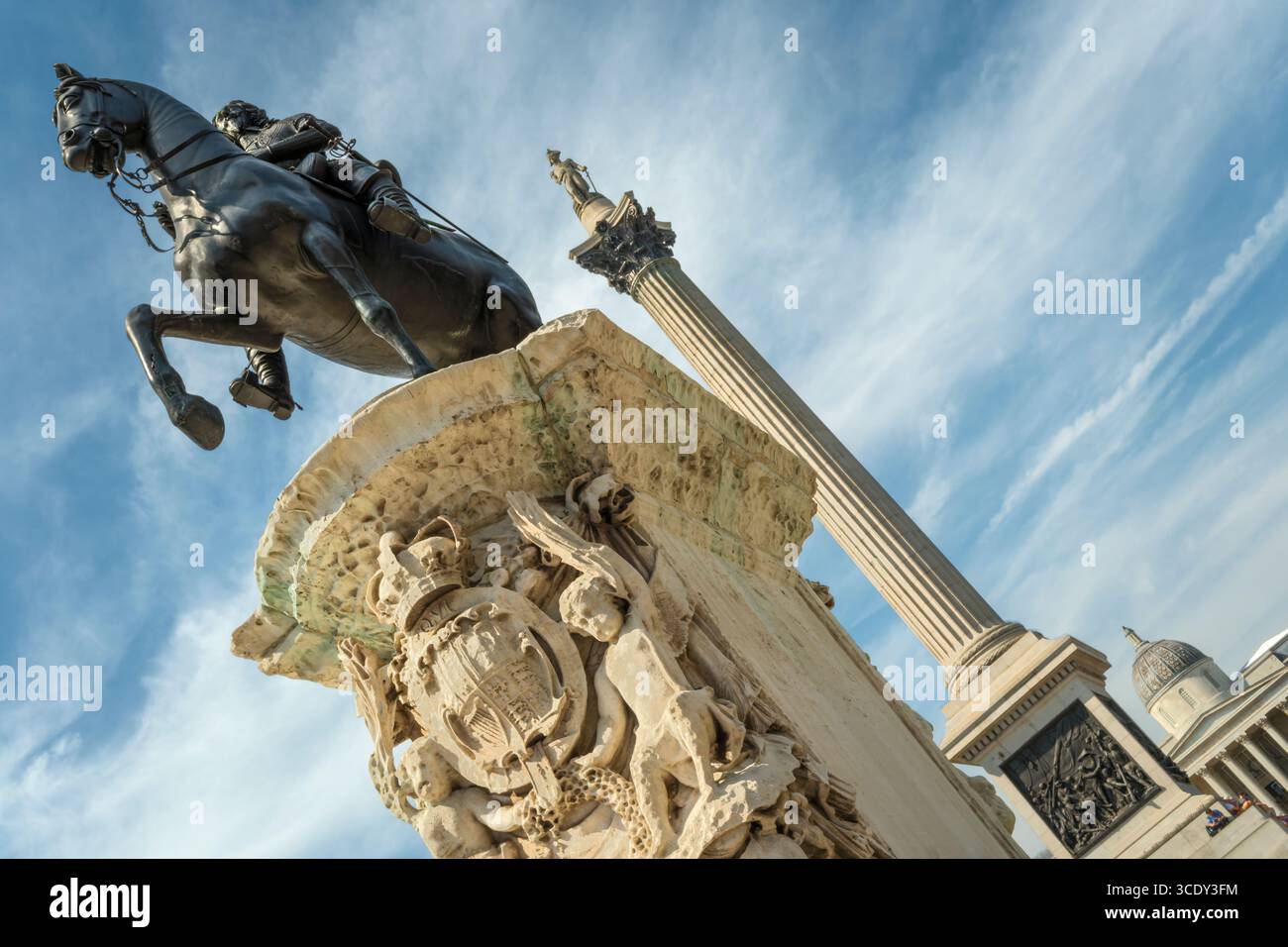 Londra, Inghilterra - tre di fila, la statua di re Carlo i a cavallo, una delle più antiche statue conosciute di Londra, la colonna di Nelson e la Nazione Foto Stock