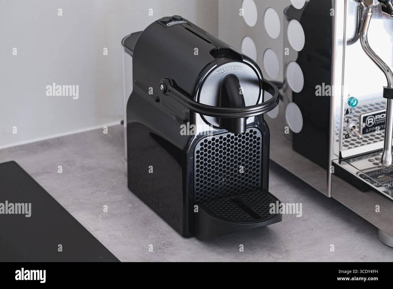 Macchina da caffè Nespresso nera sul piano della cucina Foto Stock