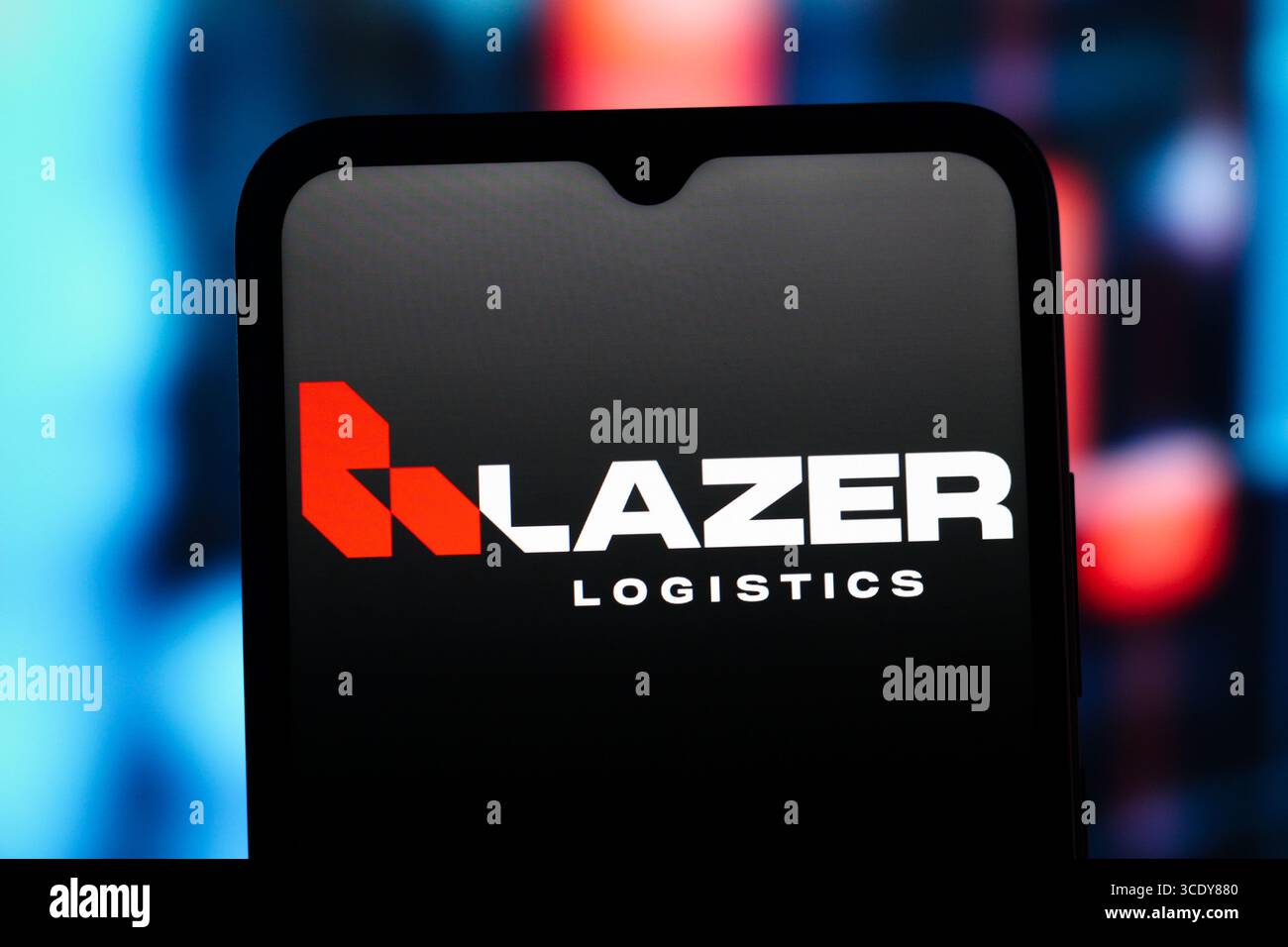 In questa immagine, il logo Lazer Logistics viene visualizzato sullo schermo di uno smartphone. Foto Stock