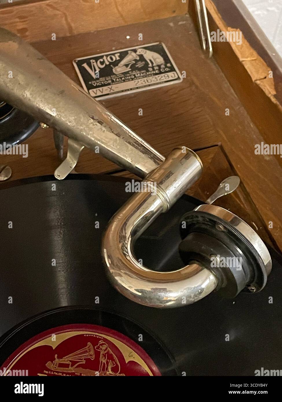 Primo piano di un braccio ad ago vintage su un fonografo Victrola, 2025, Stati Uniti Foto Stock