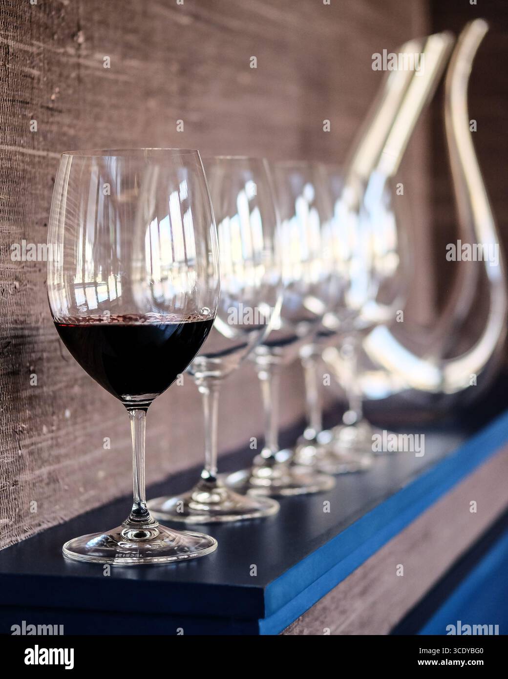 Un'esposizione squisita ed elegante con bicchieri da vino e un elegante allestimento Decanter Foto Stock