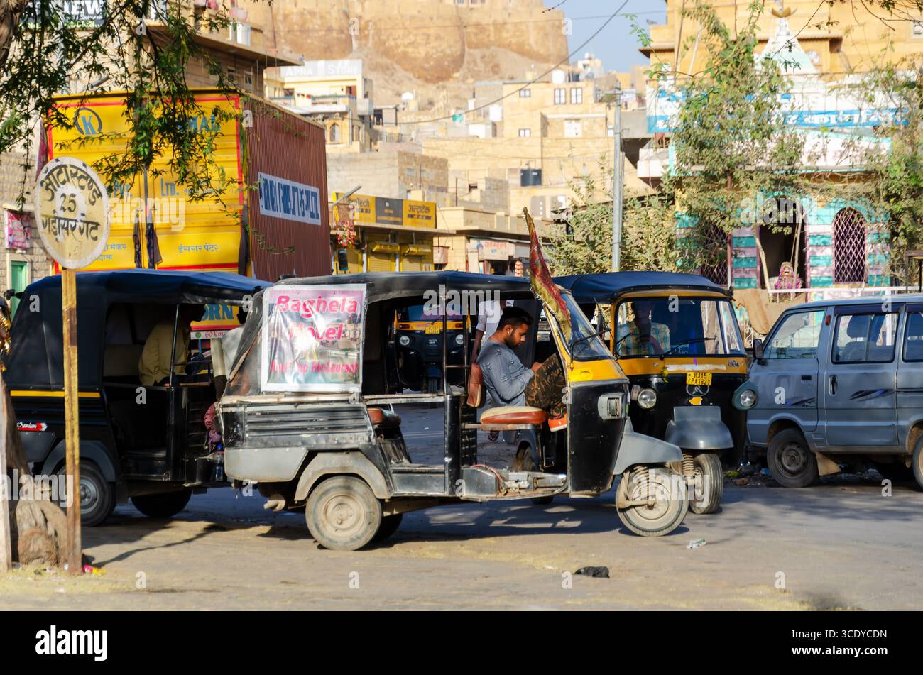 Jaisalmer, Rajasthan, India - 26 febbraio 2018: Un uomo seduto in risciò a Jaisalmer Street Side, Rajasthan, India. Foto Stock