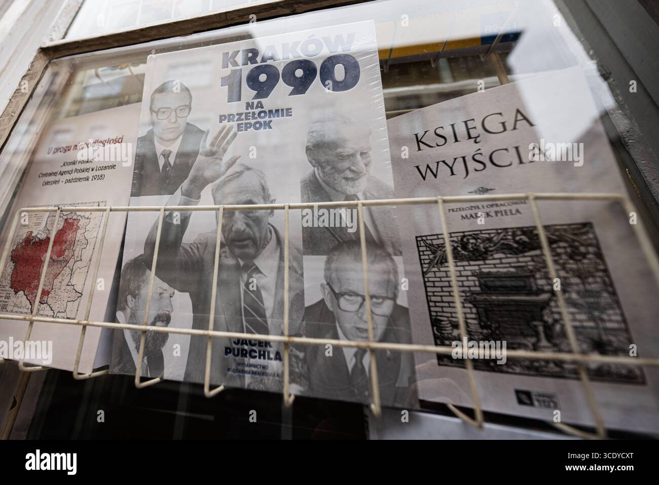 Cracovia, Polonia - 8 luglio 2025: Una vetrina a Cracovia, Polonia, presenta libri di Jacek Purchla che riflettono il significato storico e culturale. Foto Stock