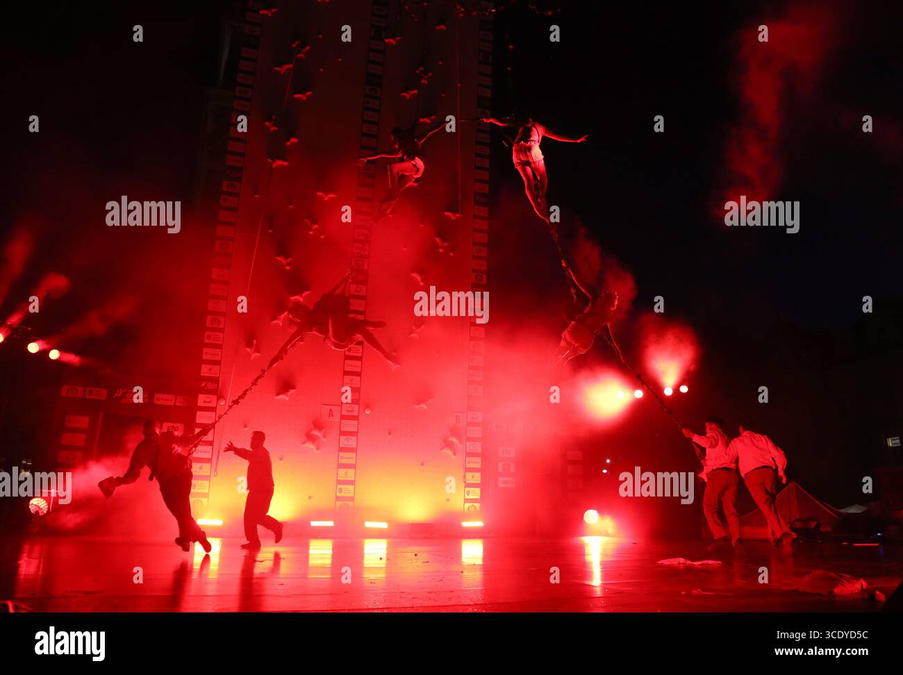 Cracovia. Cracovia. Polonia. Prestazioni acrobate sospese in volo. Gruppo spagnolo di Street Theatre Voala perfoming nel 38. Festival del Teatro di Ulica Street Foto Stock