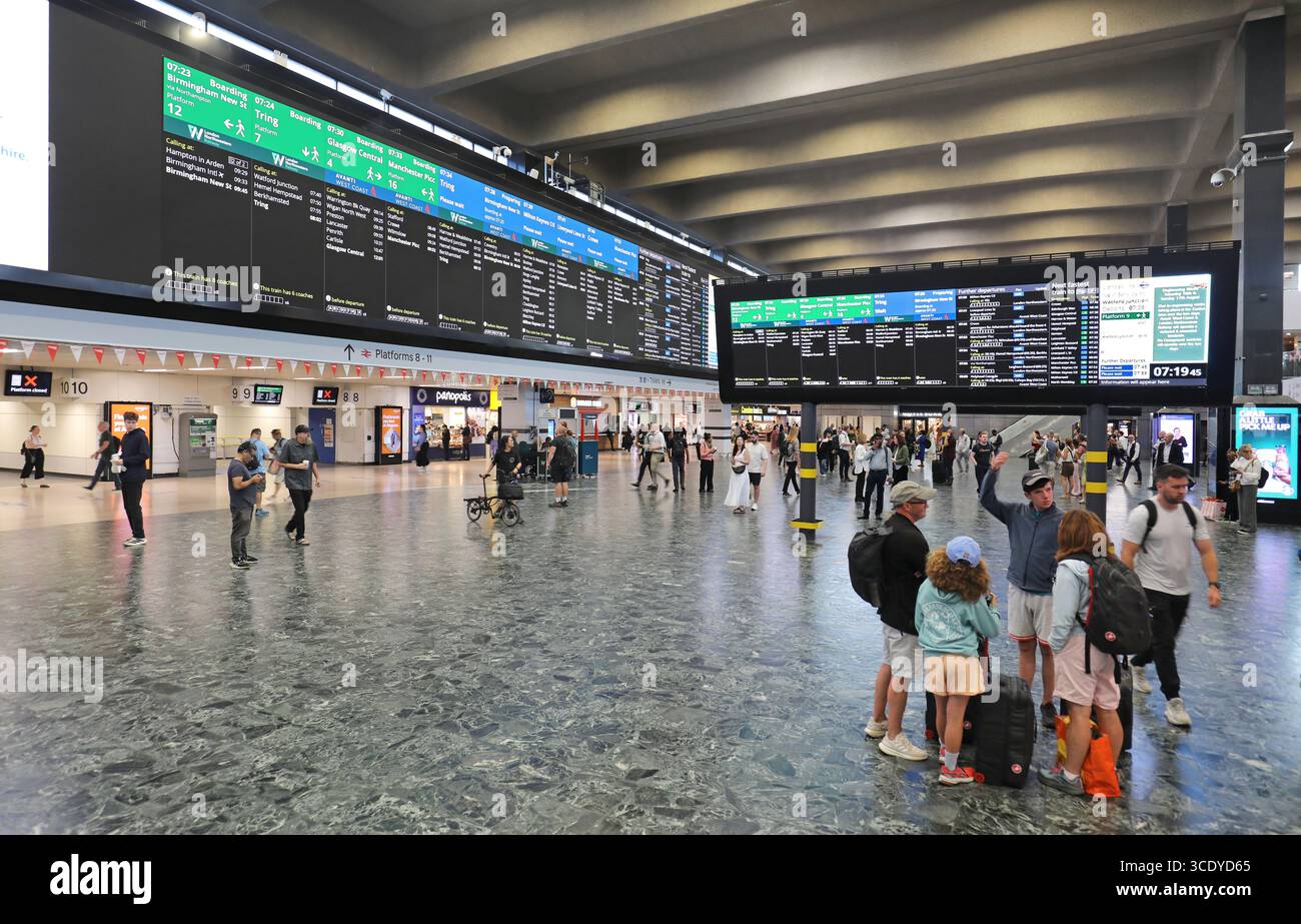 Atrio alla stazione Euston di Londra, Regno Unito. Mostra i nuovi pannelli di visualizzazione delle informazioni sui treni ingranditi. Agosto 2025. Foto Stock
