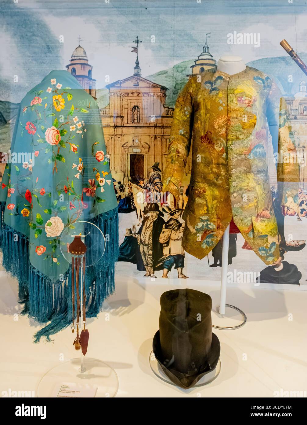 Mostra di indumenti tradizionali colombiani che mostrano colori vivaci e disegni intricati presso il Vase House Museum di Bogotà. Foto Stock