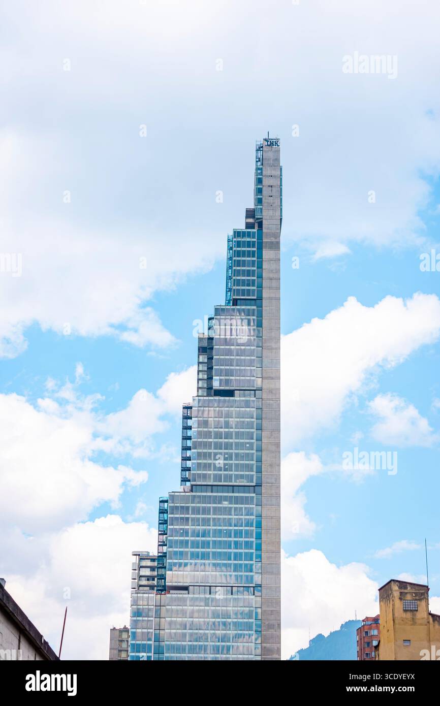 Un impressionante grattacielo moderno si erge su un cielo blu a Bogotá, Colombia, mostrando un'architettura innovativa e un design urbano. Foto Stock