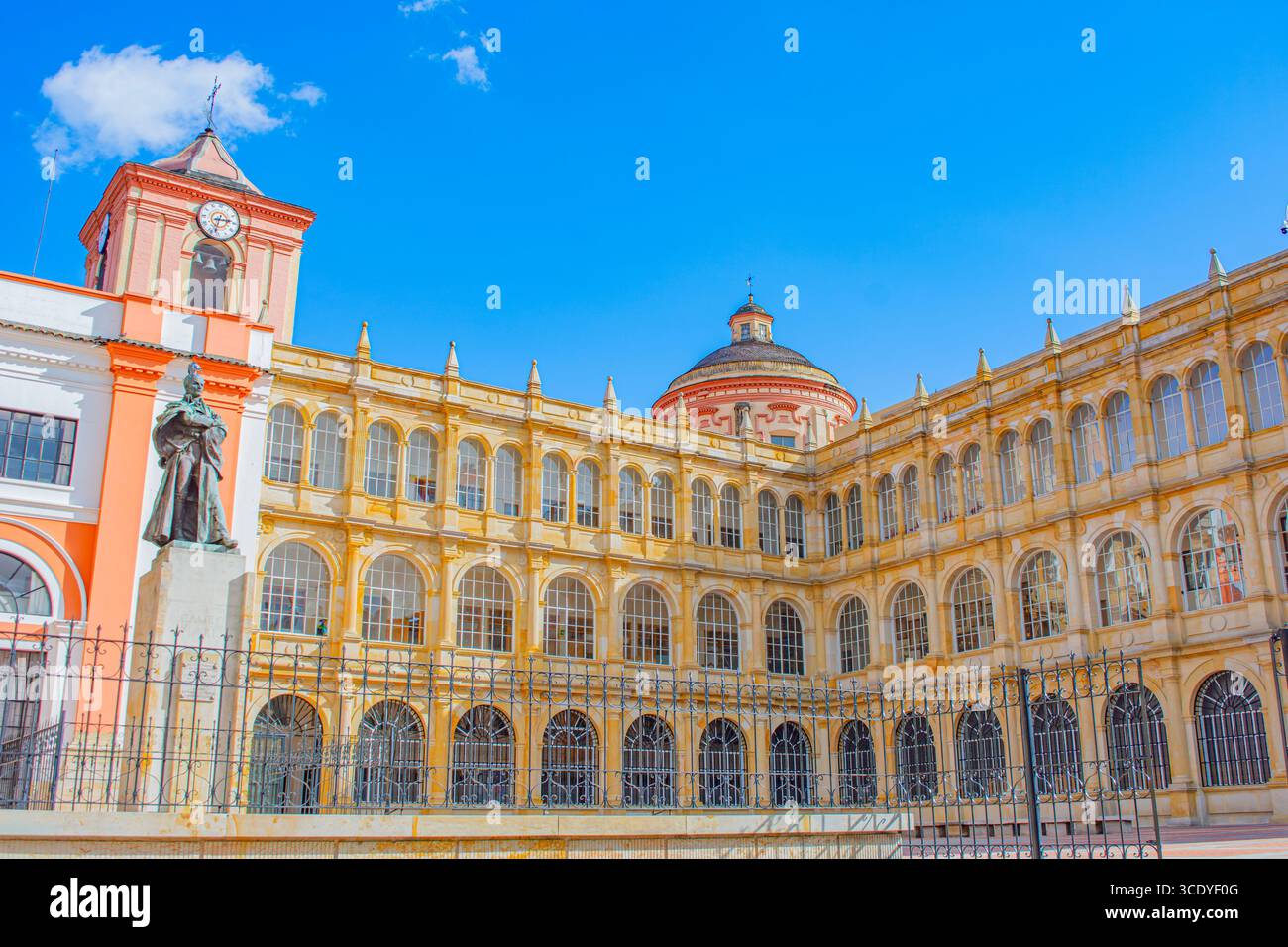 Una vista dettagliata di un edificio storico a Bogotá, caratterizzato da un'architettura classica sotto un cielo azzurro. Foto Stock
