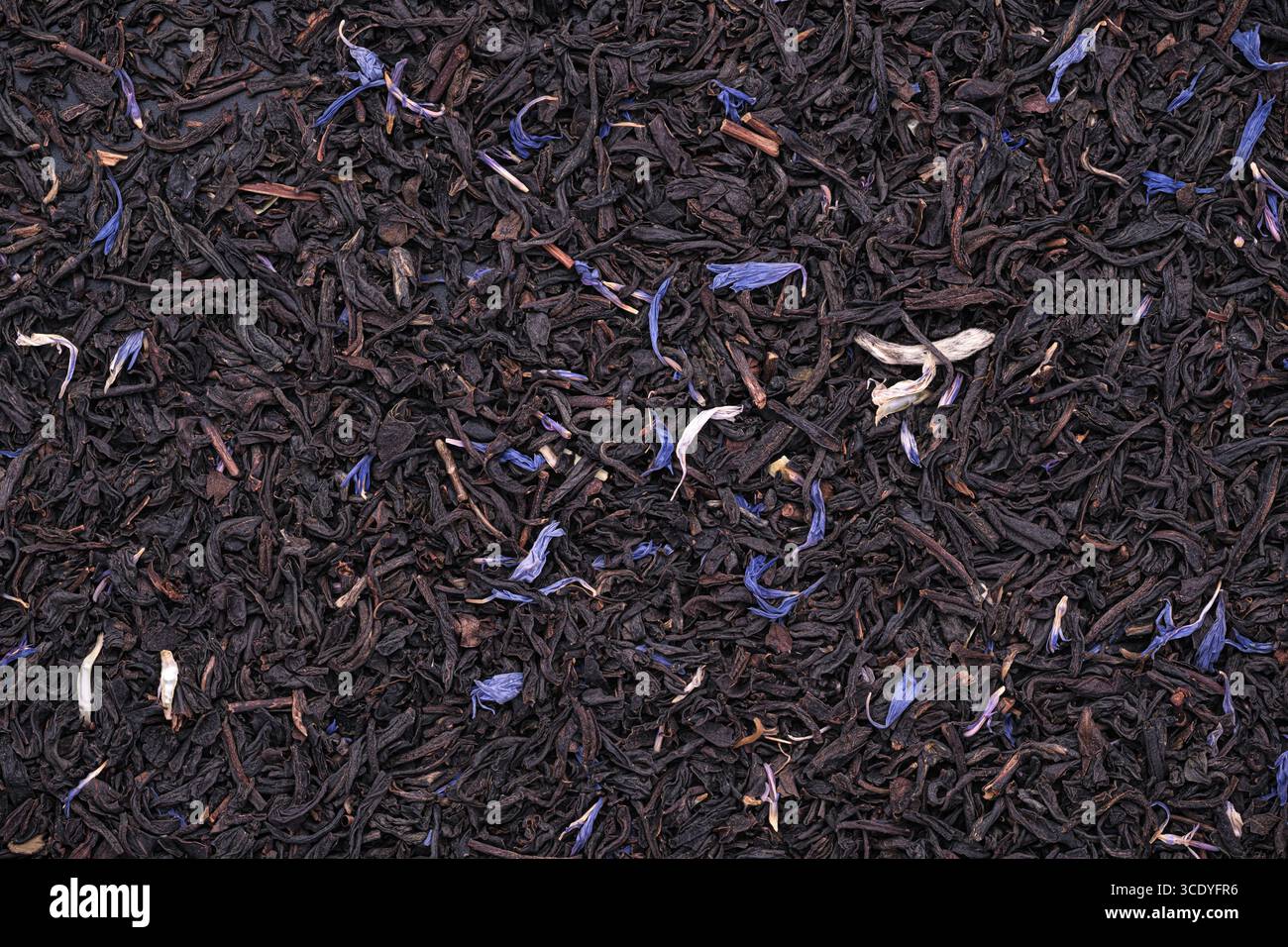 Foto dall'alto di tè nero, tè bianco e petali di fiordaliso Foto Stock