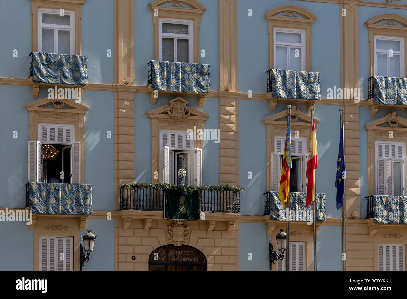 Elegante facciata di un edificio nella città vecchia di Valencia in Spagna Foto Stock