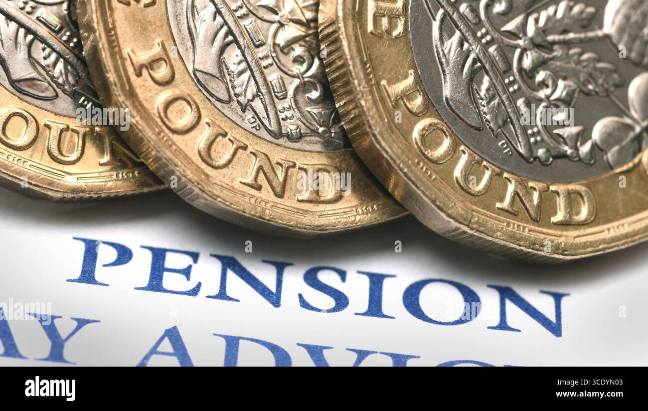 MONETE INGLESI DA UNA STERLINA CON CONSULENZA SULLA RETRIBUZIONE PENSIONISTICA PER PENSIONI PRIVATE STATALI SUL POSTO DI LAVORO ETC UK Foto Stock