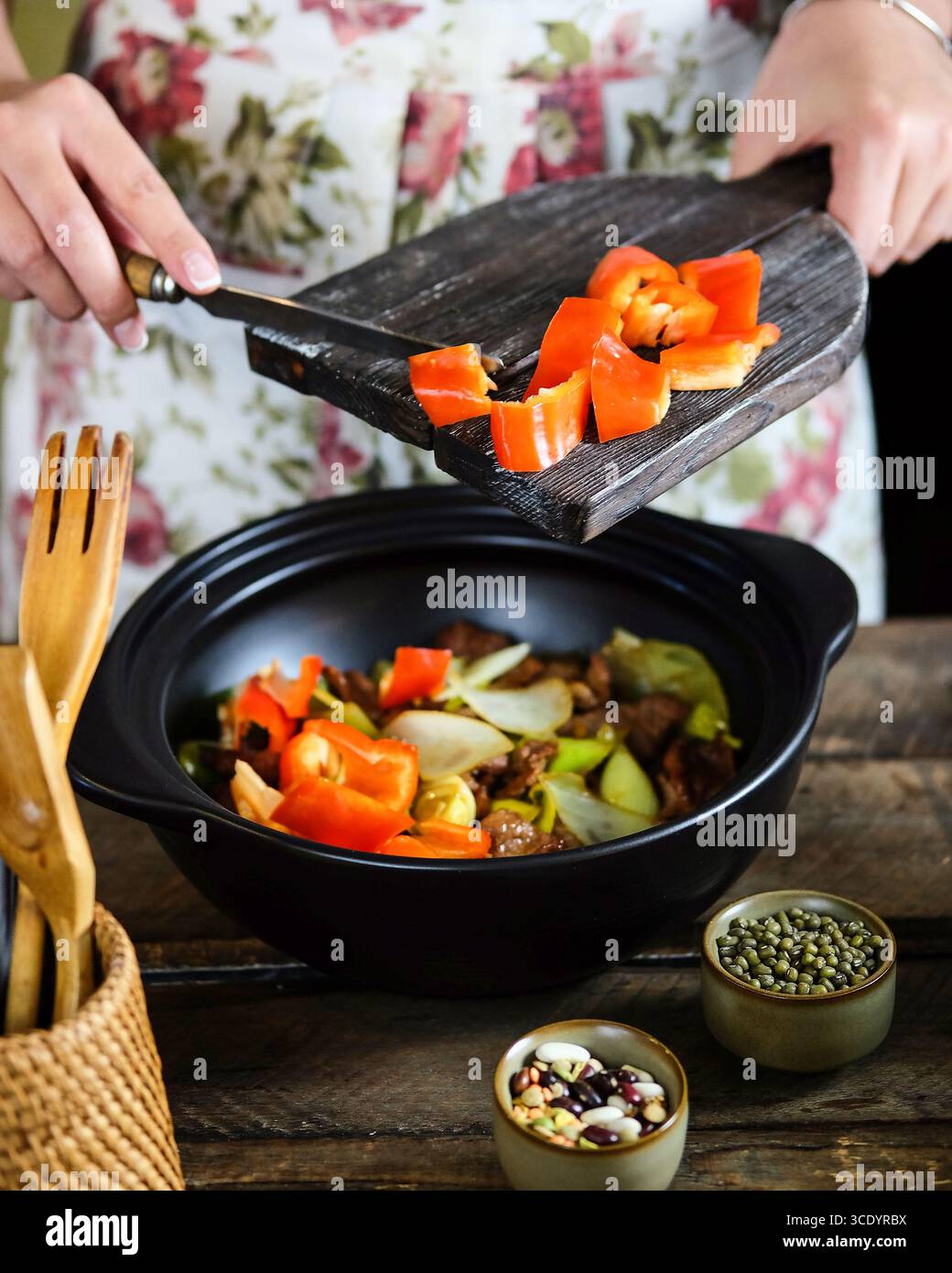 La preparazione di verdure fresche in un ambiente e un'atmosfera contemporanei Foto Stock