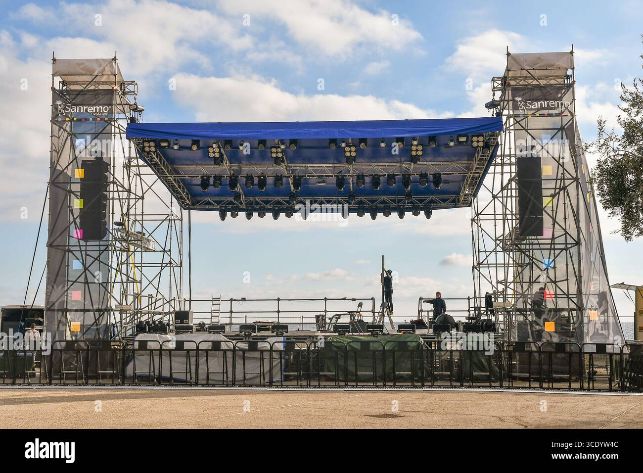 Allestimento del palcoscenico dello spettacolo di Capodanno (spettacolo di Capodanno) sul lungomare di Pian di nave, Sanremo (Imperia), Liguria, Italia Foto Stock