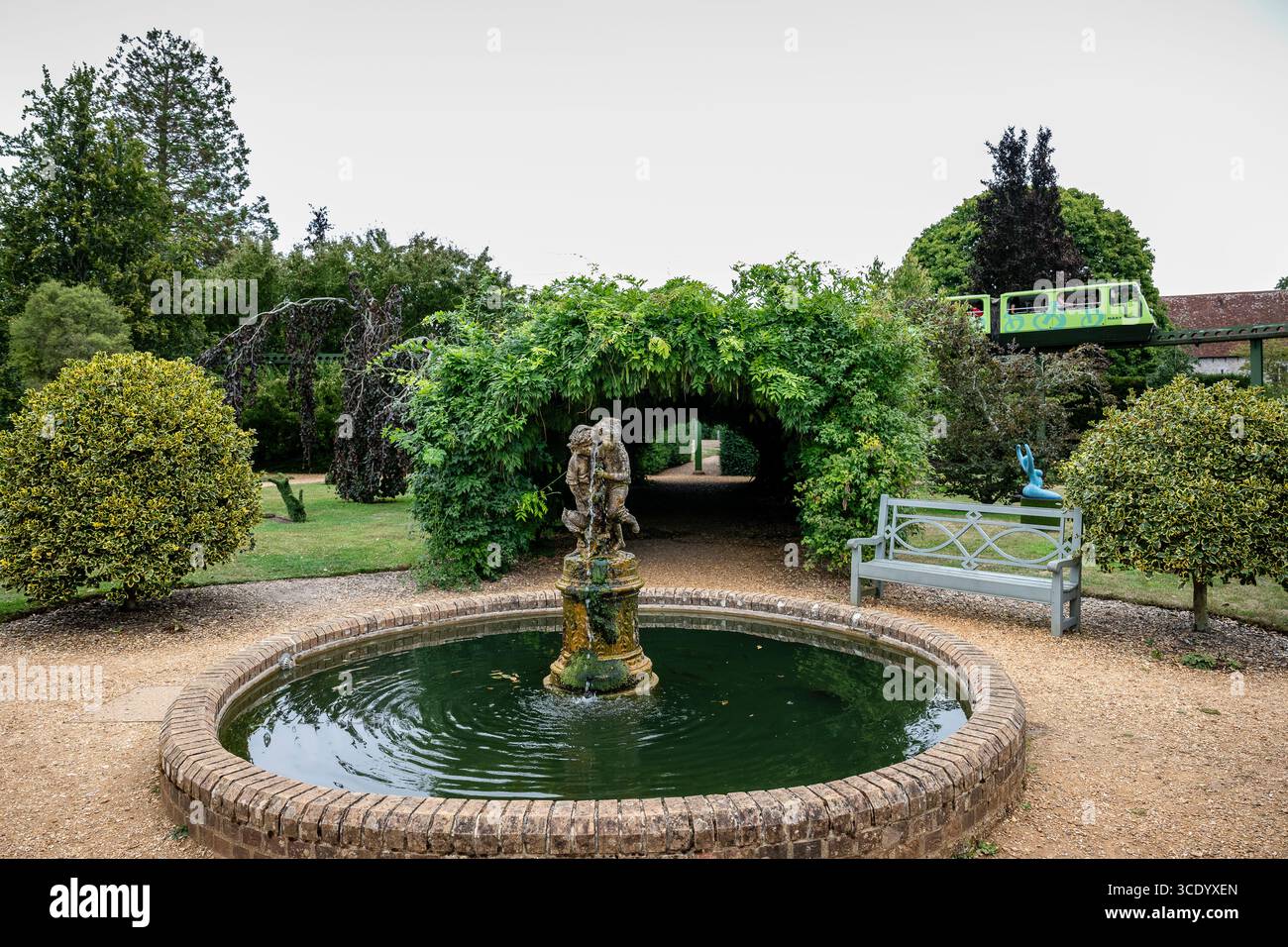 Treno monorotaia nei giardini del giardino di Beaulieu e vicino al museo dell'automobile nell'Hampshire UK Foto Stock
