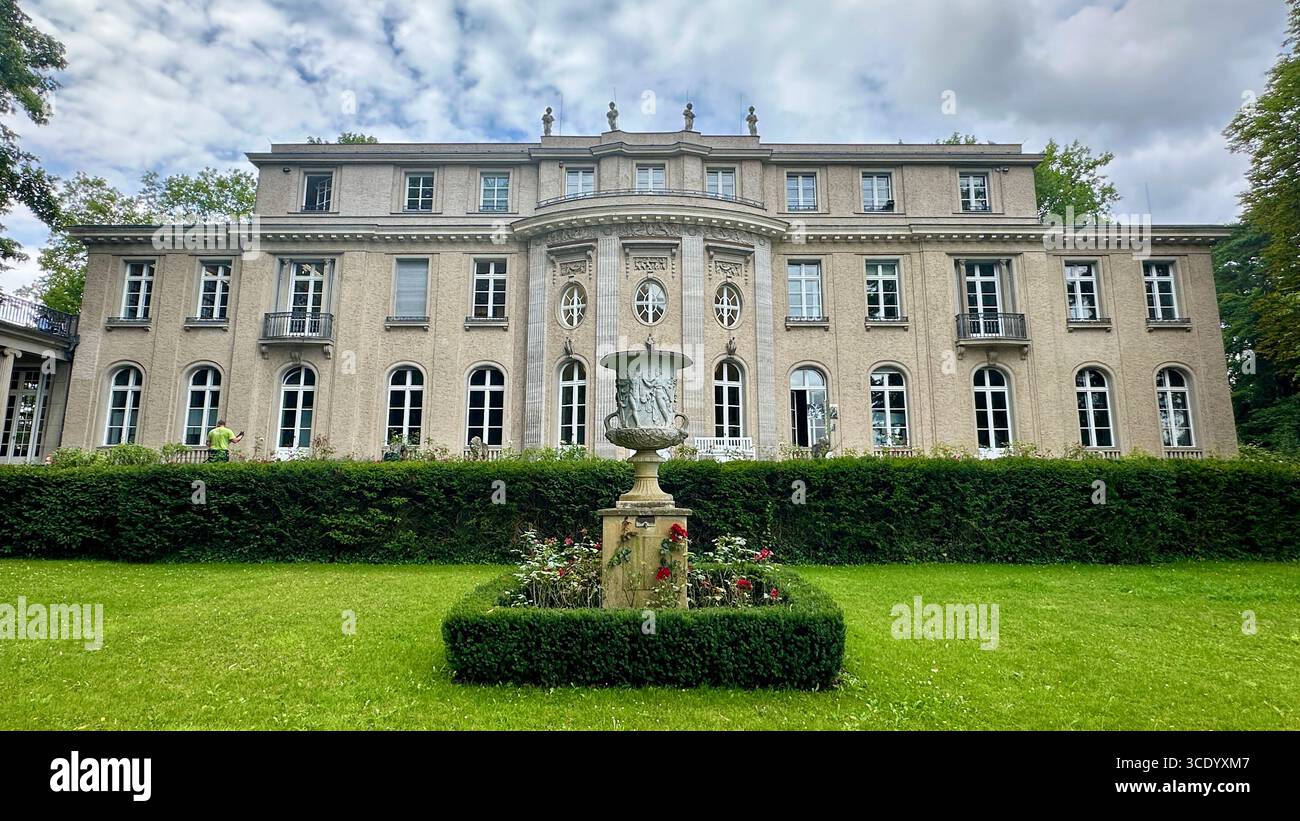 Vista posteriore della Conferenza House of the Wannsee di Berlino, Germania, con la sua terrazza affacciata sul lago Wannsee. Foto Stock