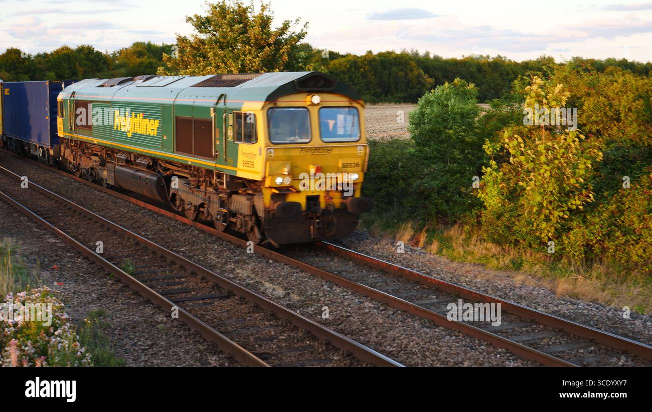 Un treno merci intermodale Freightliner viaggia verso sud attraverso peterborough lungo il tragitto verso i porti nel sud dell'Inghilterra Foto Stock