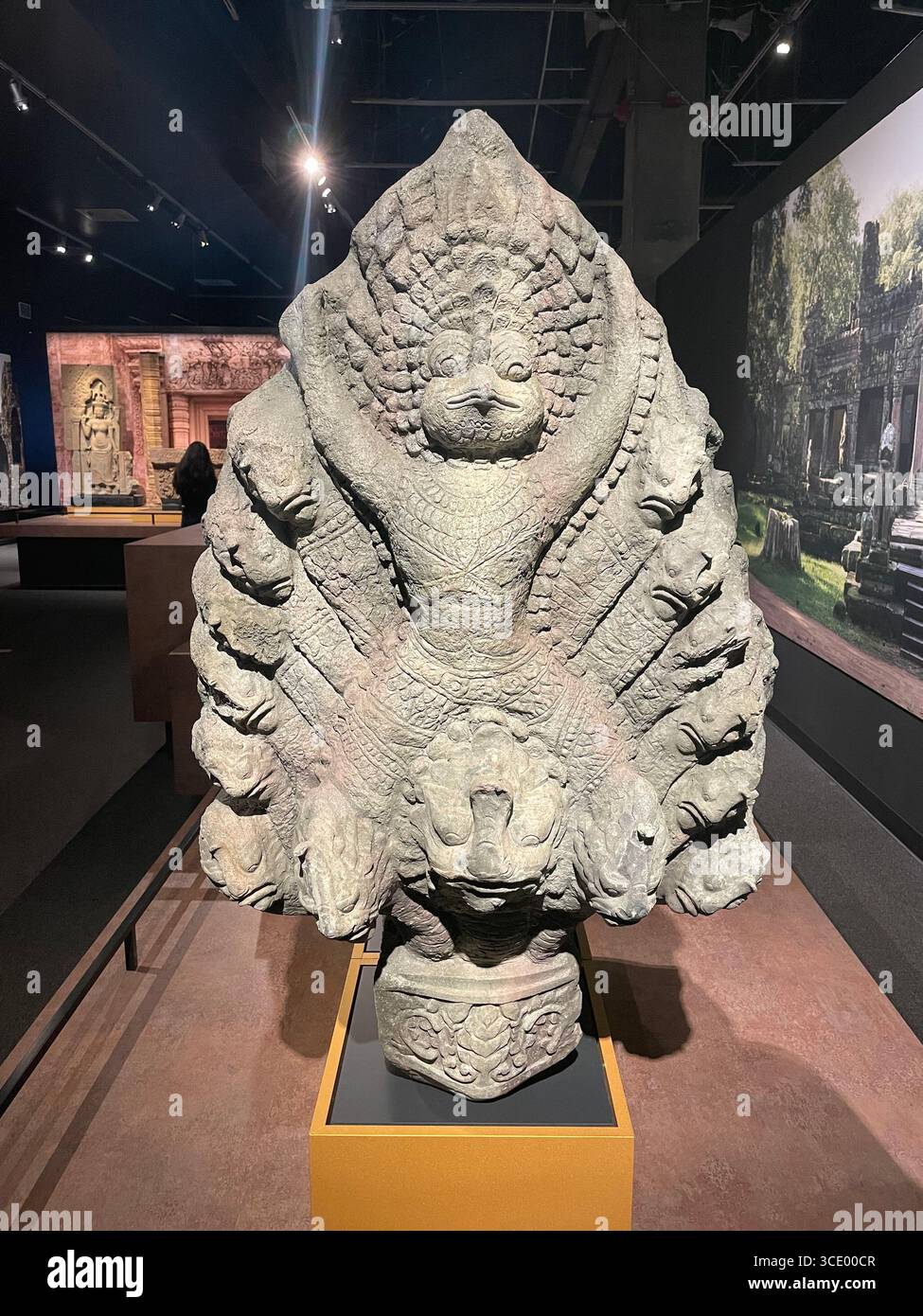 Antica arte del sud-est asiatico: Scultura in pietra Khmer di Garuda dalla Cambogia Foto Stock