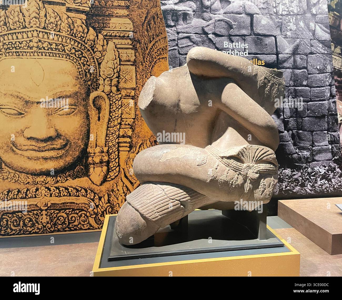 Antica arte del sud-est asiatico: Statua di pietra Khmer dalla Cambogia Foto Stock