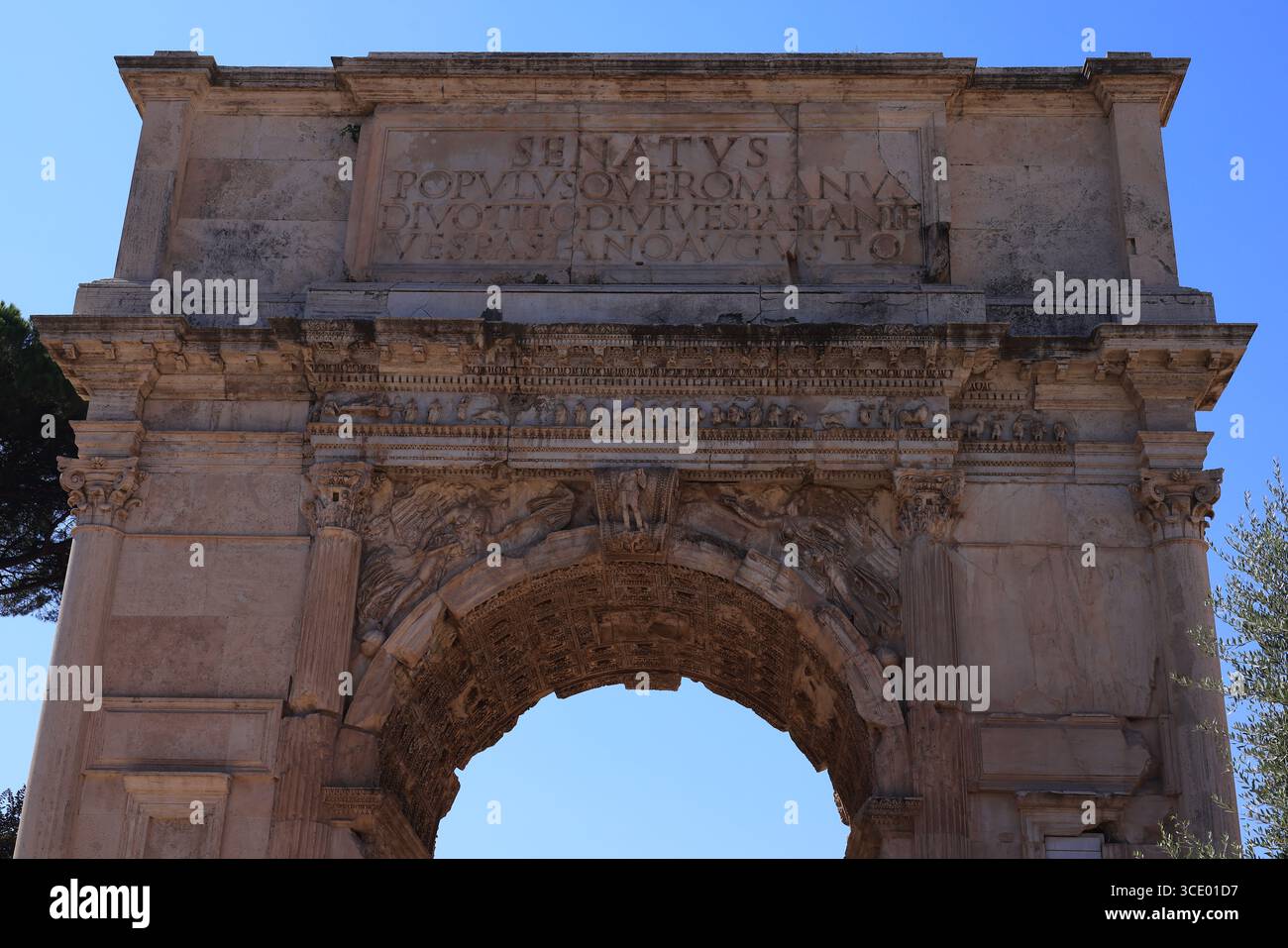 Arco di Tito a Roma, simbolo del trionfo e del potere romano. Foto Stock