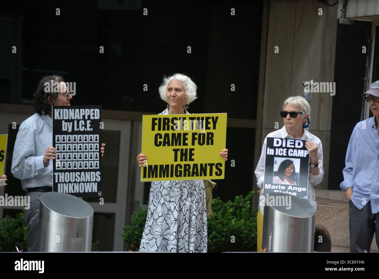 Protesta di fronte al Jacob K. Javits Federal Building che ospita gli uffici sul campo per ICE a Manhattan. Foto Stock