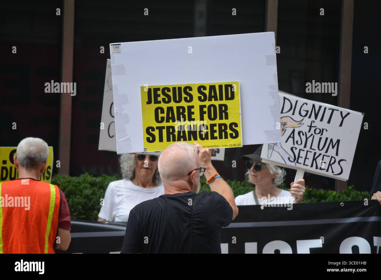 Protesta di fronte al Jacob K. Javits Federal Building che ospita gli uffici sul campo per ICE a Manhattan. Foto Stock