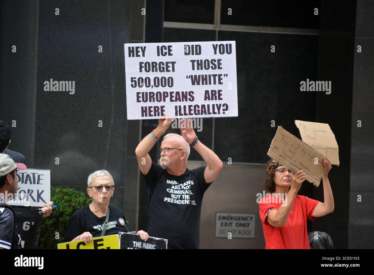 Protesta di fronte al Jacob K. Javits Federal Building che ospita gli uffici sul campo per ICE a Manhattan. Foto Stock
