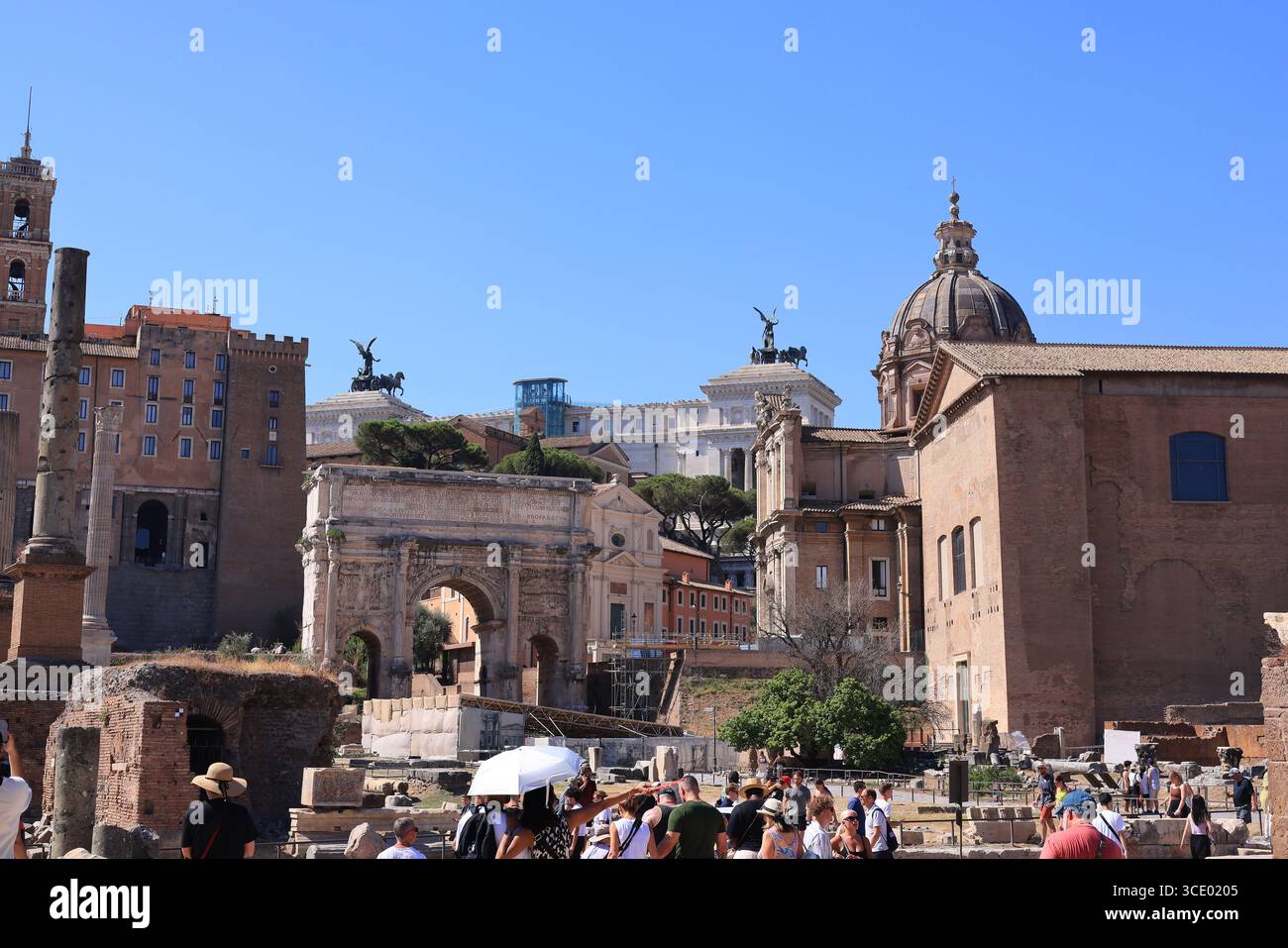 Curia Julia, Santi Luca e Martina, Arco di Settimio Severo foro Romano in Italia, che mostra l'antica architettura e le rovine di Roma. Foto Stock