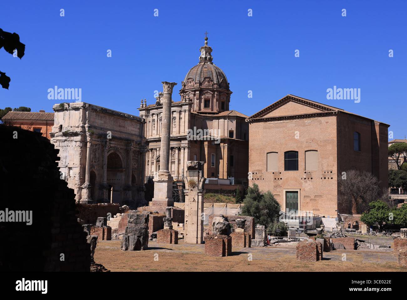 Curia Julia, Santi Luca e Martina, Arco di Settimio Severo foro Romano in Italia, che mostra l'antica architettura e le rovine di Roma. Foto Stock