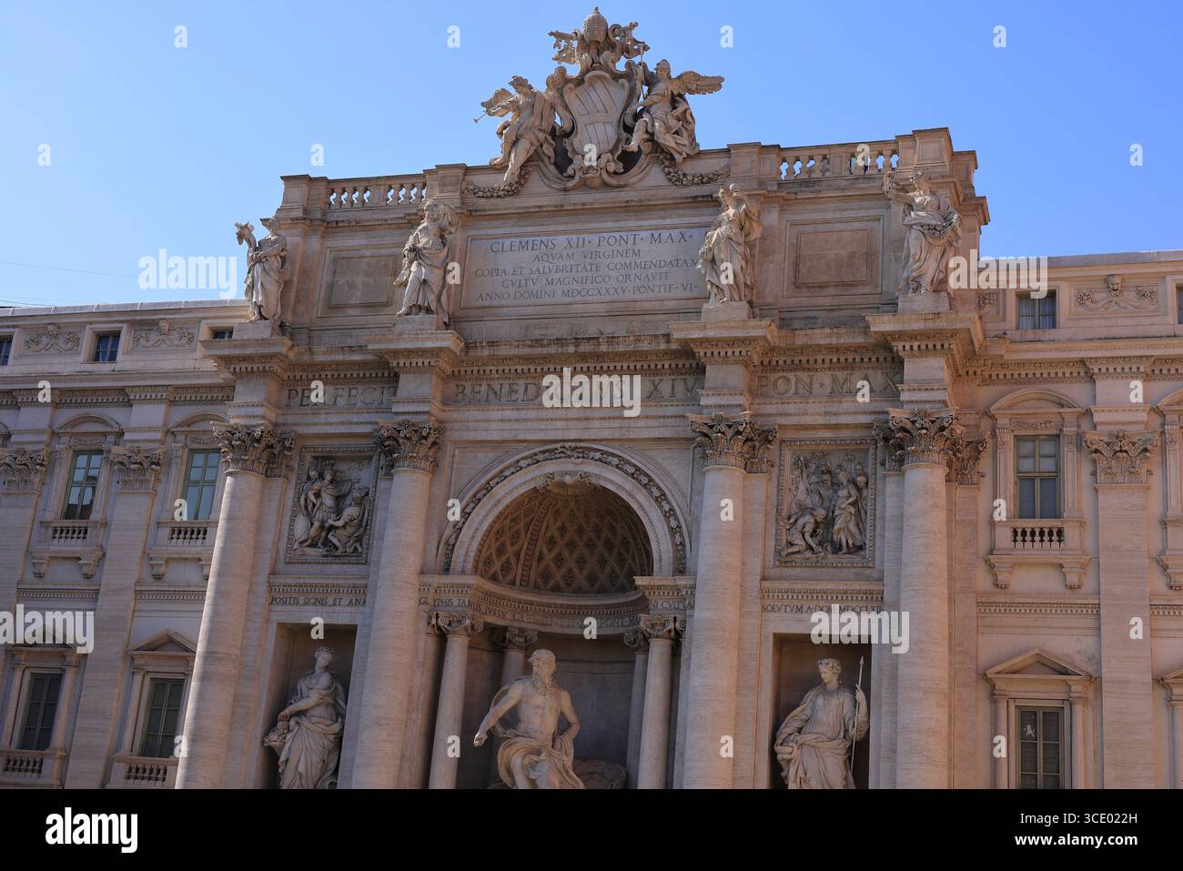 La Fontana di Trevi a Roma si erge come una meraviglia architettonica barocca. Foto Stock