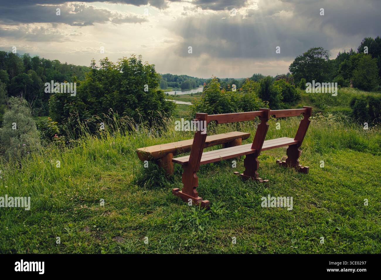 Punto panoramico a Karksi-Nuia, Estonia - panca in legno che si affaccia sul lussureggiante paesaggio verde Foto Stock