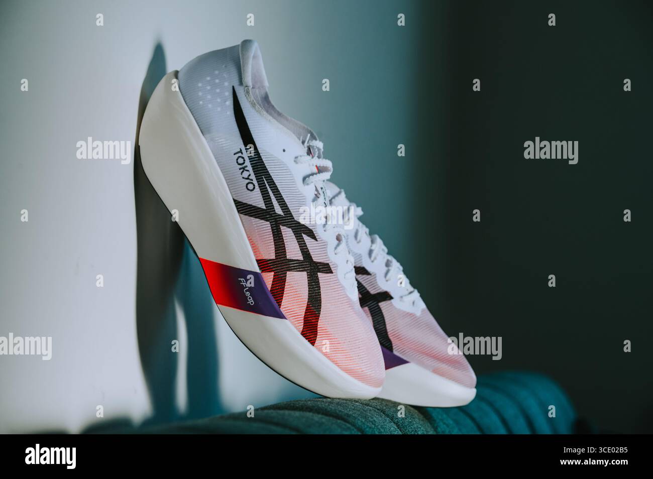 VIENNA, AUSTRIA, 15 LUGLIO 2025: Asics Metaspeed Ray tutte le nuove scarpe da maratona che combinano ammortizzazione avanzata, materiali leggeri e una Foto Stock