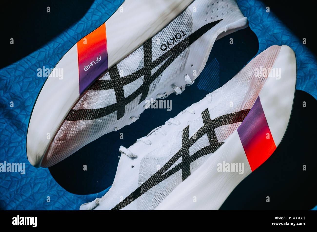 VIENNA, AUSTRIA, 15 LUGLIO 2025: Asics Metaspeed Ray tutte le nuove scarpe da maratona che combinano ammortizzazione avanzata, materiali leggeri e una Foto Stock