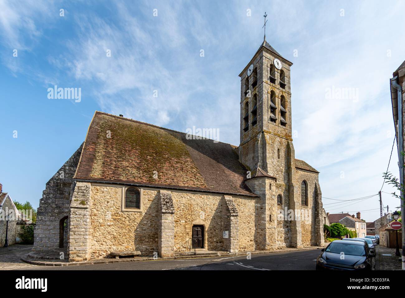 Vista esterna della Chiesa cattolica di Perthes, in Francia, dei Santi Gervais e Protais, nel dipartimento francese della Senna e della Marna, nella regione dell'Ile-de-France Foto Stock