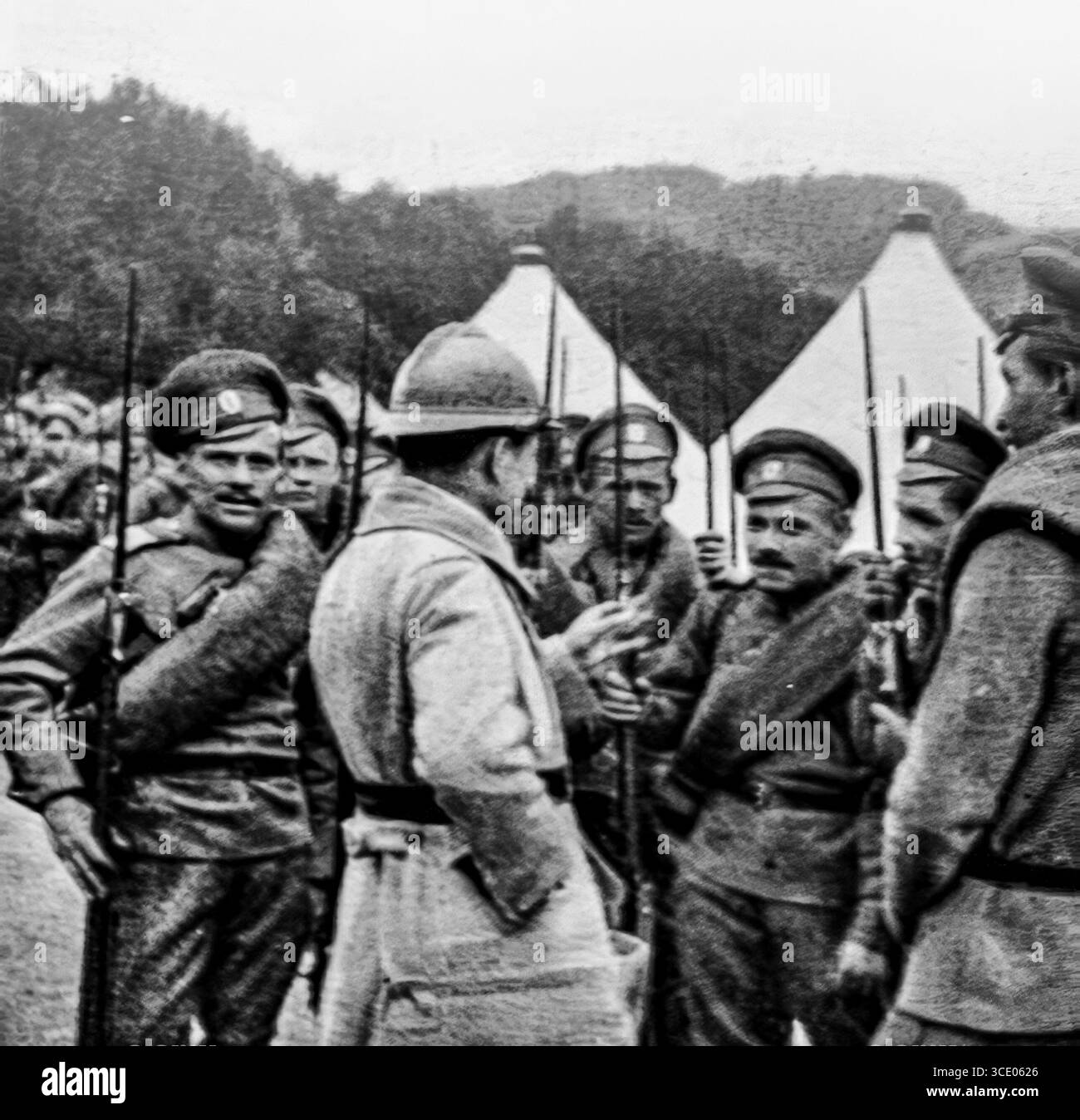 Fotografia tratta da l'Illustration, 29 aprile 1916, che mostra un interprete francese che spiega l'esercitazione militare ai soldati russi appena arrivati a Marsiglia durante la prima guerra mondiale. Gli uomini, in varie uniformi russe, ascoltano attentamente le istruzioni. Questa scena riflette le sfide pratiche e la cooperazione coinvolte nell'integrazione delle truppe straniere nel sistema militare alleato sul fronte occidentale. Foto Stock