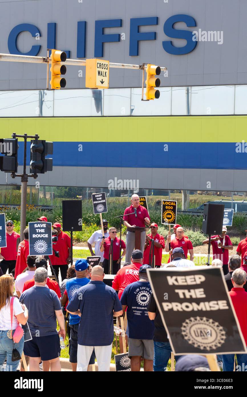 Dearborn, Michigan, Stati Uniti. 14 agosto 2025. La United Auto Workers union marciò e si radunò presso la storica acciaieria Rouge, chiedendo al proprietario Cleveland-Cliffs di fare gli investimenti promessi nel suo contratto del 2024 con la UAW. Invece, Cliffs ha licenziato 500 lavoratori, chiudendo gran parte delle sue operazioni di produzione dell'acciaio. Il presidente dell'UAW Shawn Fain ha parlato al raduno. Crediti: Jim West/Alamy Live News Foto Stock