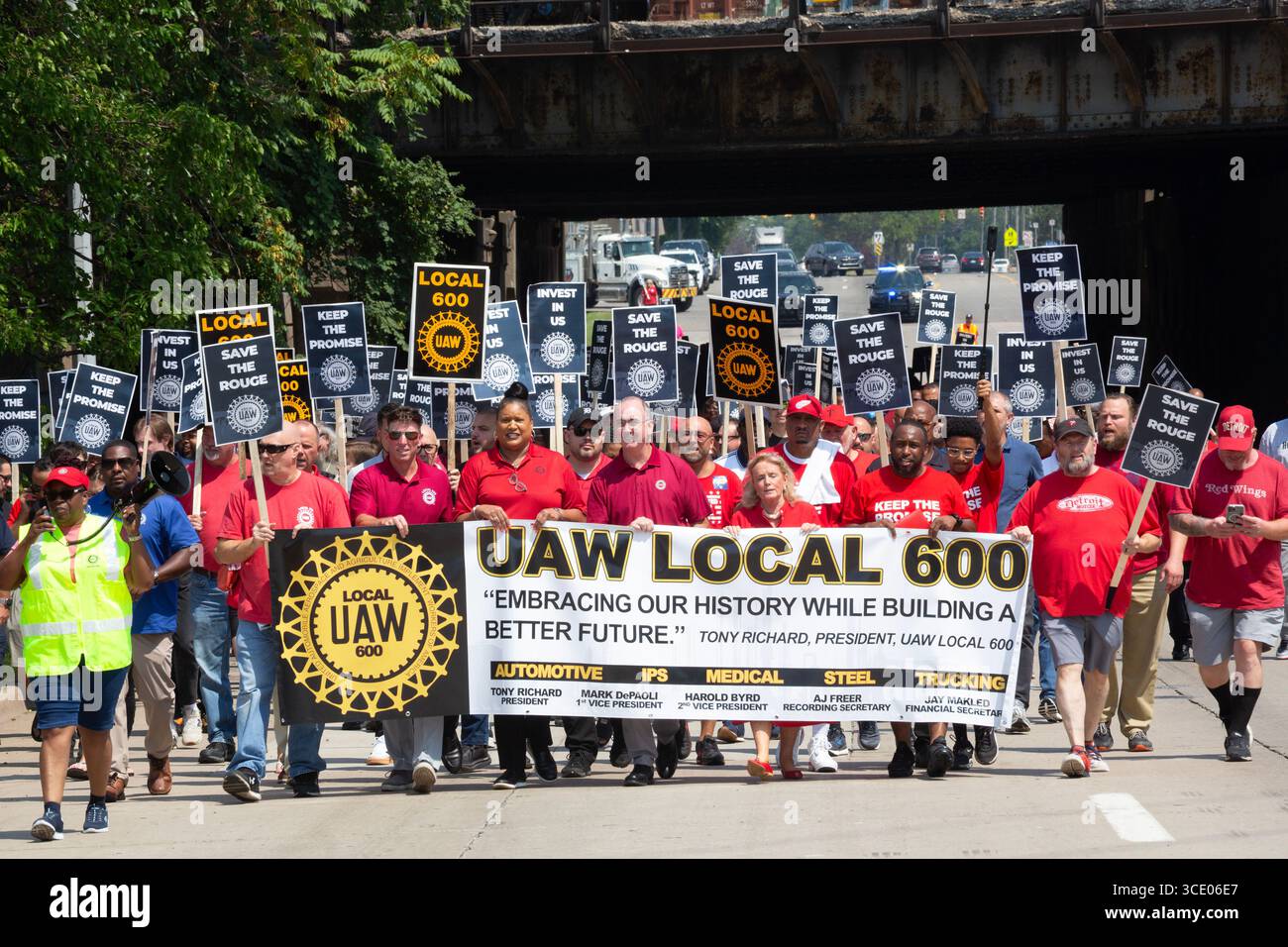 Dearborn, Michigan, Stati Uniti. 14 agosto 2025. La United Auto Workers union marciò e si radunò presso la storica acciaieria Rouge, chiedendo al proprietario Cleveland-Cliffs di fare gli investimenti promessi nel suo contratto del 2024 con la UAW. Invece, Cliffs ha licenziato 500 lavoratori, chiudendo gran parte delle sue operazioni di produzione dell'acciaio. Crediti: Jim West/Alamy Live News Foto Stock