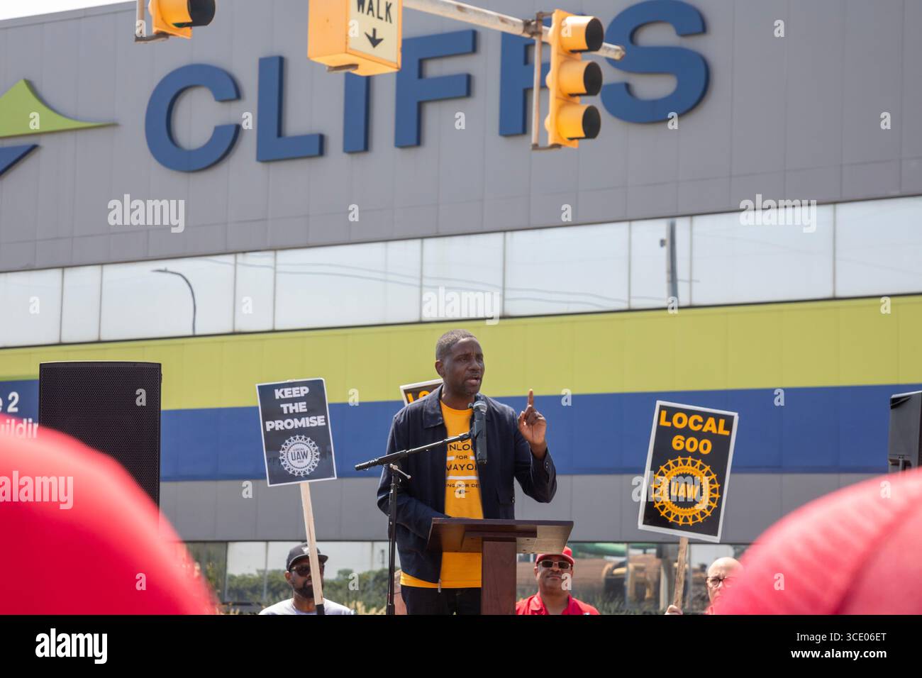Dearborn, Michigan, Stati Uniti. 14 agosto 2025. La United Auto Workers union marciò e si radunò presso la storica acciaieria Rouge, chiedendo al proprietario Cleveland-Cliffs di fare gli investimenti promessi nel suo contratto del 2024 con la UAW. Invece, Cliffs ha licenziato 500 lavoratori, chiudendo gran parte delle sue operazioni di produzione dell'acciaio. Il reverendo Solomon Kinloch, il candidato approvato dall'UAW a sindaco di Detroit, ha parlato al raduno. Crediti: Jim West/Alamy Live News Foto Stock