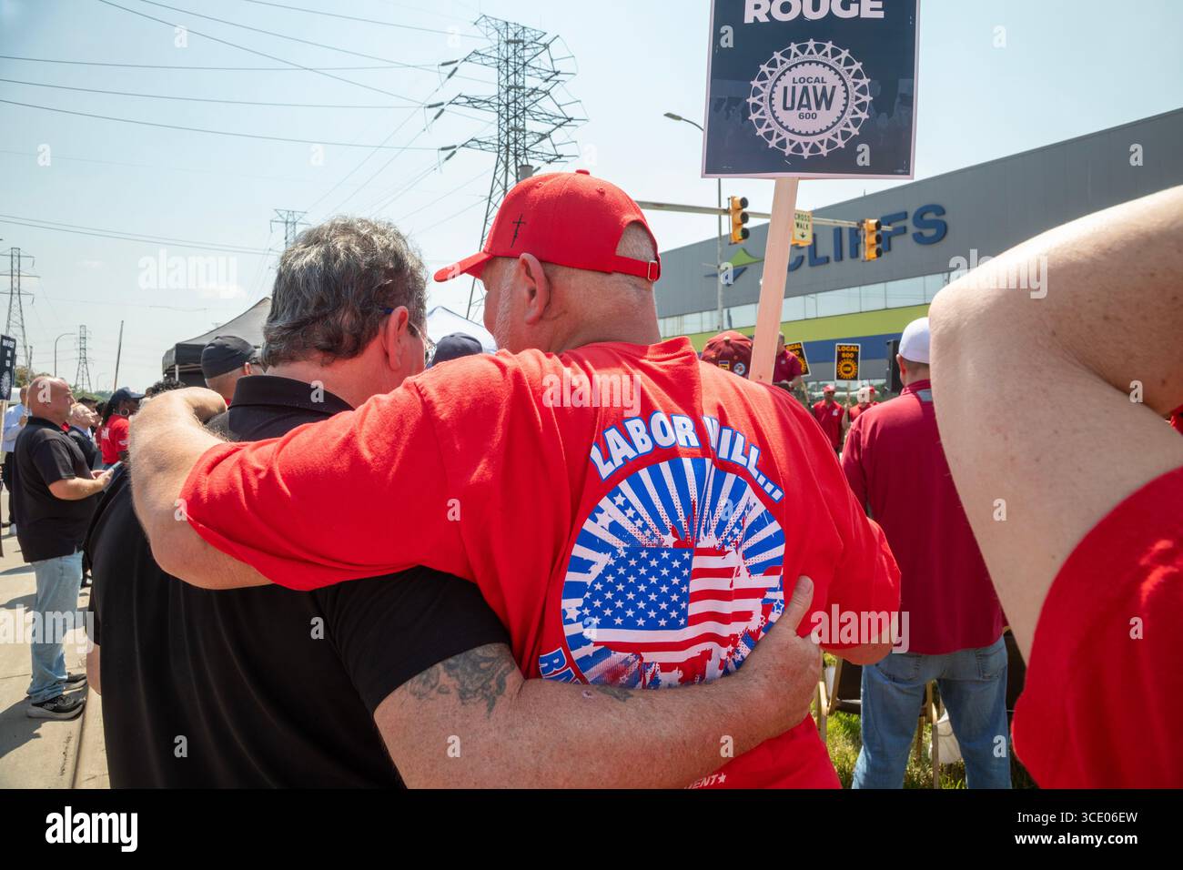 Dearborn, Michigan, Stati Uniti. 14 agosto 2025. La United Auto Workers union marciò e si radunò presso la storica acciaieria Rouge, chiedendo al proprietario Cleveland-Cliffs di fare gli investimenti promessi nel suo contratto del 2024 con la UAW. Invece, Cliffs ha licenziato 500 lavoratori, chiudendo gran parte delle sue operazioni di produzione dell'acciaio. Crediti: Jim West/Alamy Live News Foto Stock