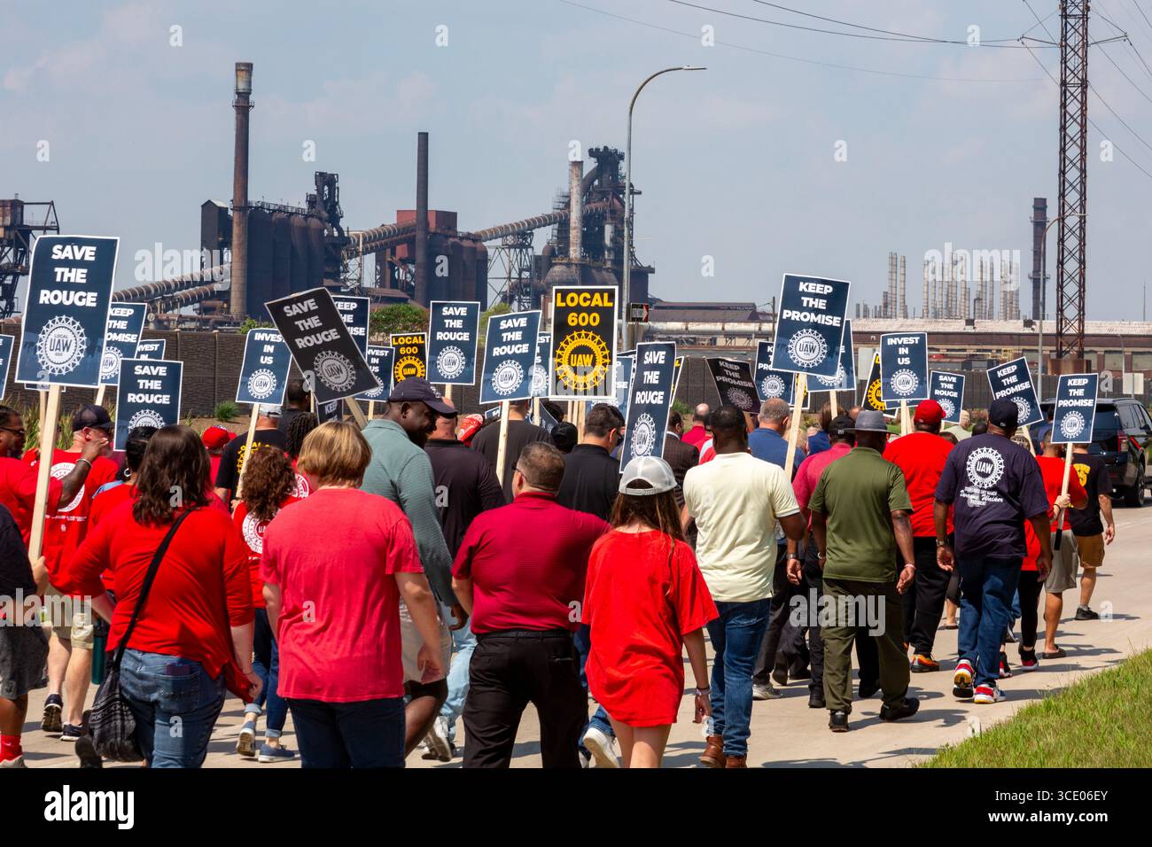 Dearborn, Michigan, Stati Uniti. 14 agosto 2025. La United Auto Workers union marciò e si radunò presso la storica acciaieria Rouge, chiedendo al proprietario Cleveland-Cliffs di fare gli investimenti promessi nel suo contratto del 2024 con la UAW. Invece, Cliffs ha licenziato 500 lavoratori, chiudendo gran parte delle sue operazioni di produzione dell'acciaio. Crediti: Jim West/Alamy Live News Foto Stock