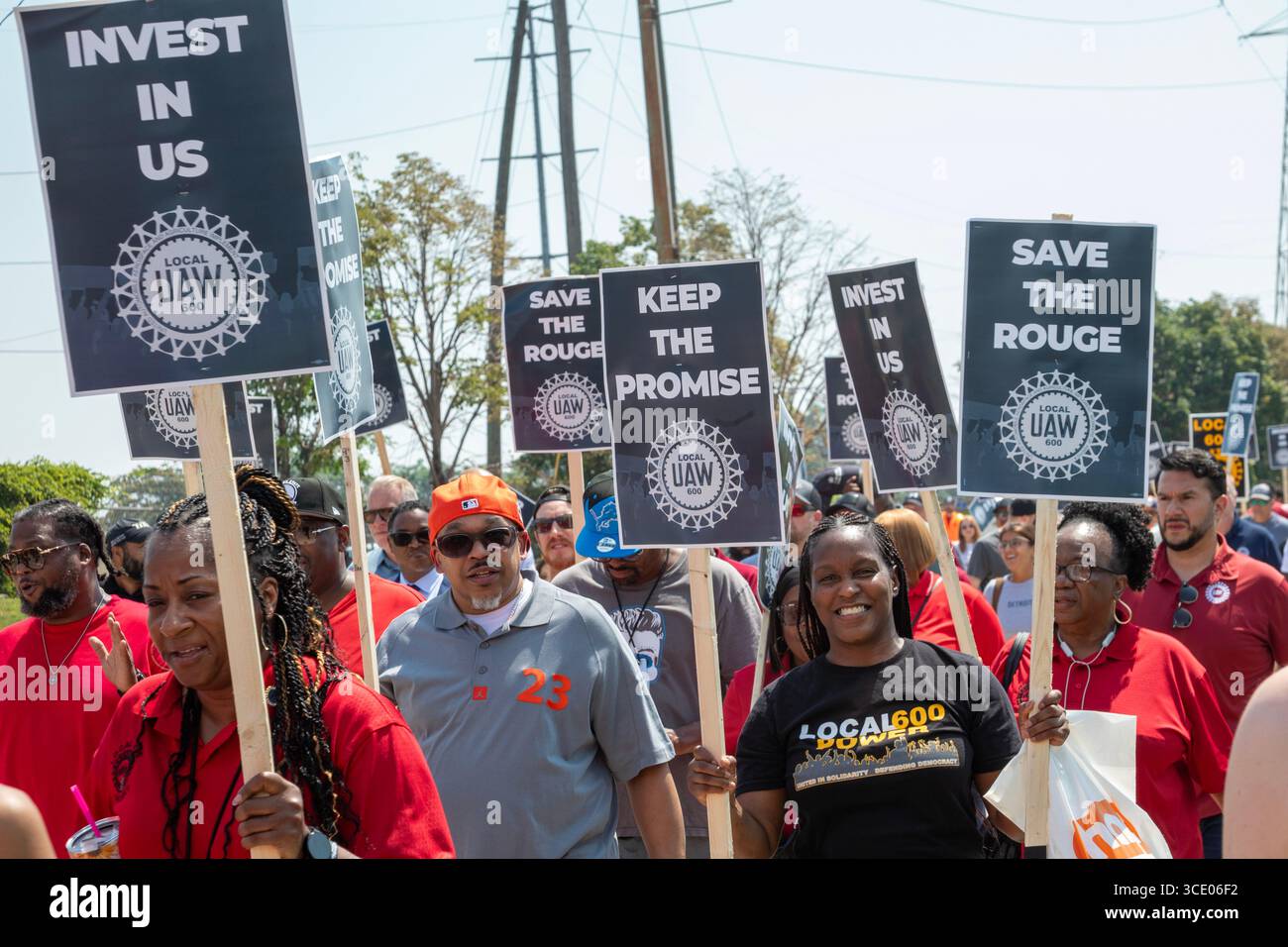Dearborn, Michigan, Stati Uniti. 14 agosto 2025. La United Auto Workers union marciò e si radunò presso la storica acciaieria Rouge, chiedendo al proprietario Cleveland-Cliffs di fare gli investimenti promessi nel suo contratto del 2024 con la UAW. Invece, Cliffs ha licenziato 500 lavoratori, chiudendo gran parte delle sue operazioni di produzione dell'acciaio. Crediti: Jim West/Alamy Live News Foto Stock