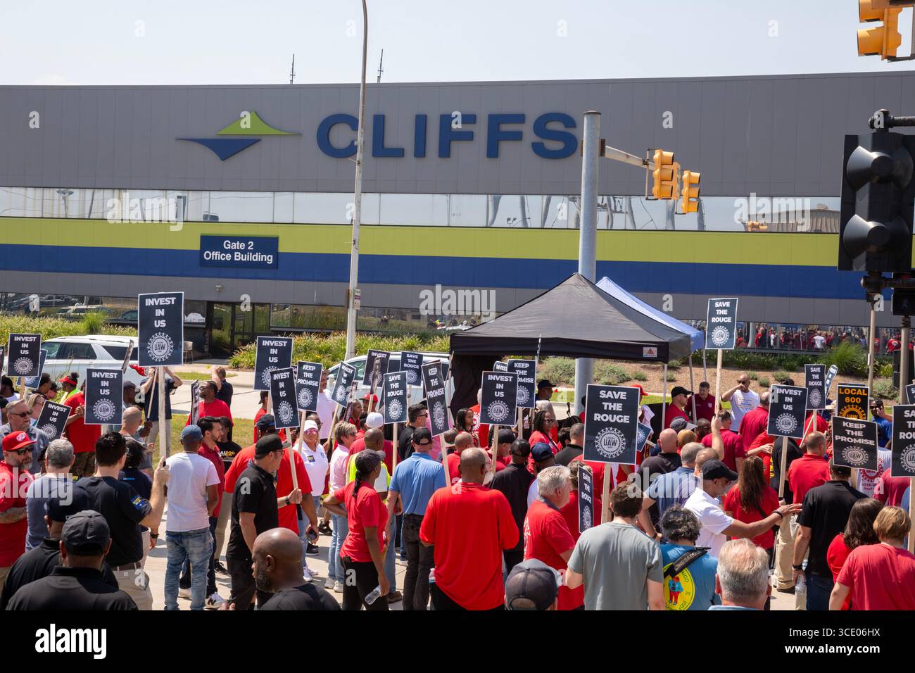 Dearborn, Michigan, Stati Uniti. 14 agosto 2025. La United Auto Workers union marciò e si radunò presso la storica acciaieria Rouge, chiedendo al proprietario Cleveland-Cliffs di fare gli investimenti promessi nel suo contratto del 2024 con la UAW. Invece, Cliffs ha licenziato 500 lavoratori, chiudendo gran parte delle sue operazioni di produzione dell'acciaio. Crediti: Jim West/Alamy Live News Foto Stock