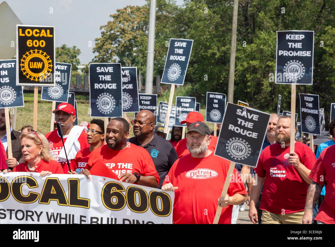 Dearborn, Michigan, Stati Uniti. 14 agosto 2025. La United Auto Workers union marciò e si radunò presso la storica acciaieria Rouge, chiedendo al proprietario Cleveland-Cliffs di fare gli investimenti promessi nel suo contratto del 2024 con la UAW. Invece, Cliffs ha licenziato 500 lavoratori, chiudendo gran parte delle sue operazioni di produzione dell'acciaio. Crediti: Jim West/Alamy Live News Foto Stock